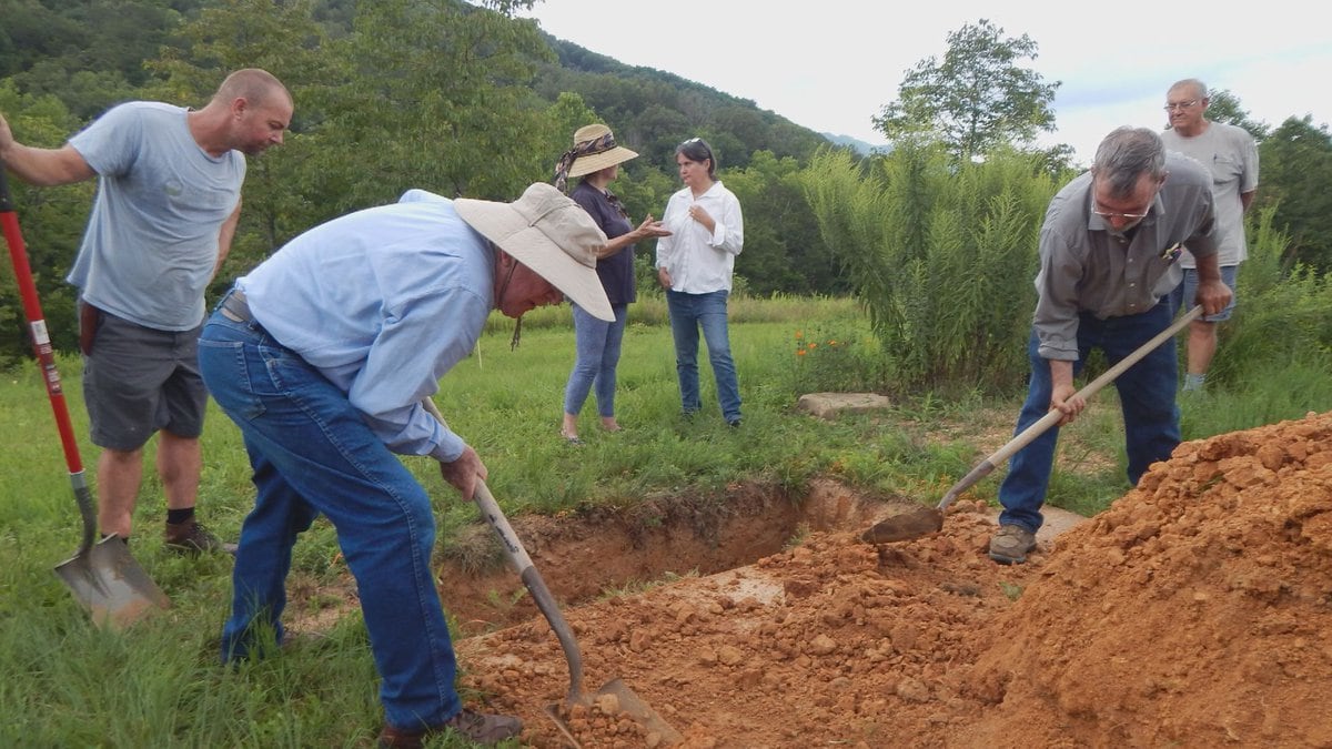 People dig a grave at the Narrow Ridge Preserve / Source: WVLT
