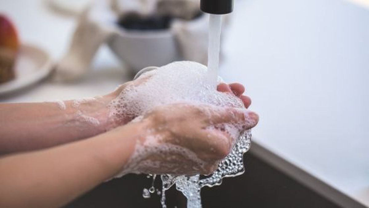 Washing hands for 30 seconds kills both wet and dry flu-infected mucus. / (Canva)