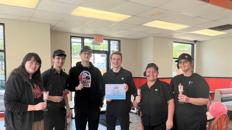 Taco Bell Awarded 2 Employees Live Más Scholarships in Knoxville